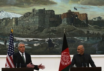 Chuck Hagel y Ashraf Gani, durante la comparecencia en Kabul. (Mark WILSON /AFP)