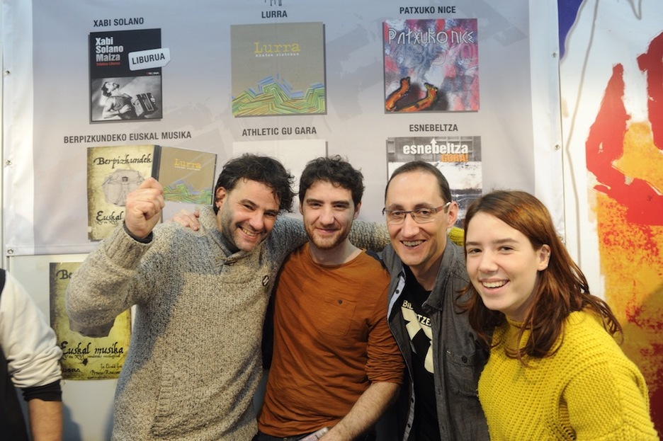 Iñigo Muguruza eta ‘Lurra’ taldeko beste kideak. (Jon URBE/ARGAZKI PRESS) Iñigo Muguruza eta ‘Lurra’ taldeko beste kideak. (Jon URBE/ARGAZKI PRESS)