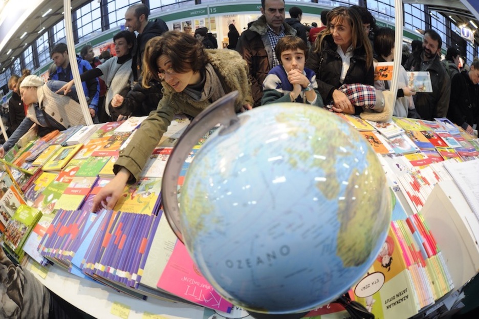 Mapamundiari begira. (Jon URBE/ARGAZKI PRESS) Mapamundiari begira. (Jon URBE/ARGAZKI PRESS)