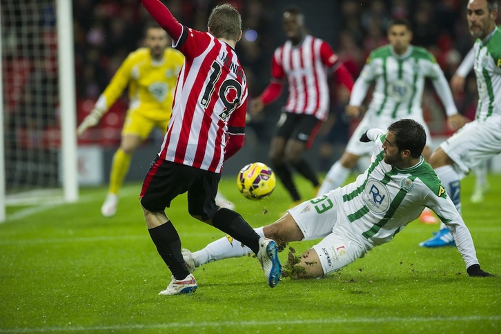 Iker Muniain en una de las pocas internadas realizadas hoy. (Luis JAUREGIALTZO / ARGAZKI PRESS)