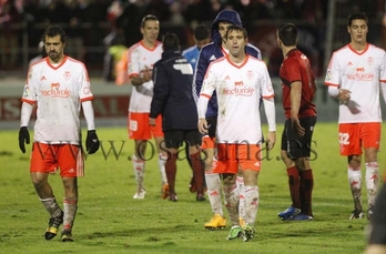 Los jugadores de Osasuna se retiran decepcionados al final del partido. (OSASUNA)