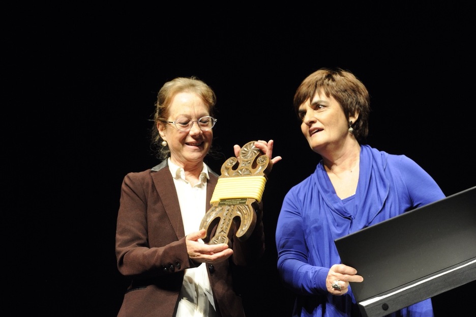 Anuntxi Aranak Argizaiola saria jaso du Nerea Mujikaren eskutik. (Jon URBE/ARGAZKI PRESS) Anuntxi Aranak Argizaiola saria jaso du Nerea Mujikaren eskutik. (Jon URBE/ARGAZKI PRESS)