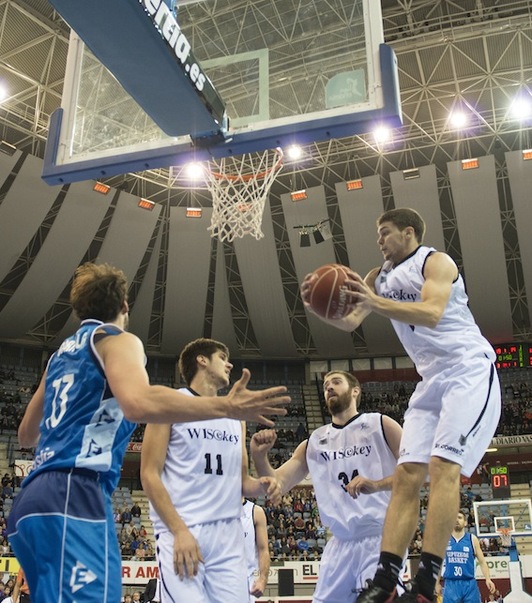 Doblas(GBC) entre los jugadores del Bilbo Basket Wragge y Todorovic. (Gorka RUBIO/ARGAZKI PRESS)