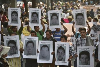 Fotografías de los desaparecidos durante una protesta en México DF. (AFP)