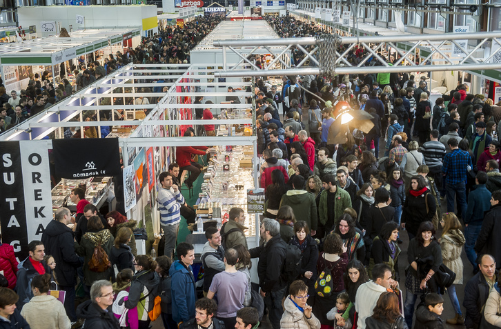 Jende andana hurbildu da Durangoko azokara. (Luis JAUREGIALTZO / ARGAZKI PRESS)