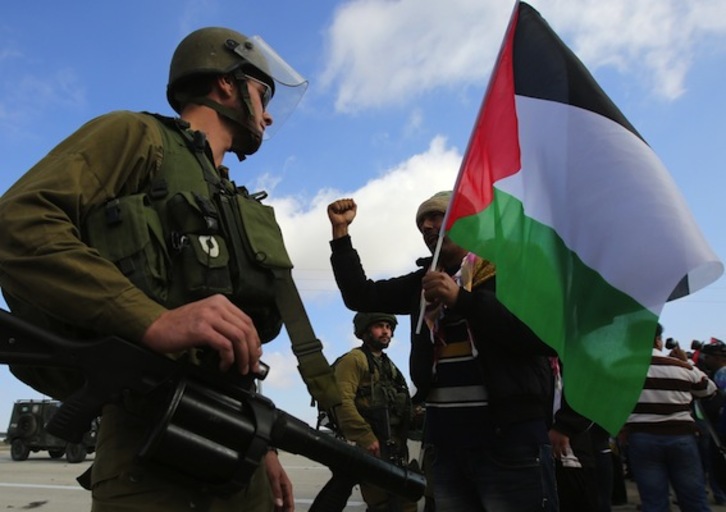 Un palestino protesta ante un soldado israelí. (Abbas MOMANI/AFP PHOTO)