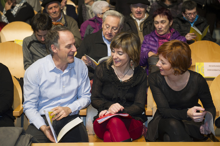Adolfo Araiz durante el acto del Labrit de la semana pasada junto a Eva Aranguren y Maite Iturre. (Iñigo URIZ /ARGAZKI PRESS)