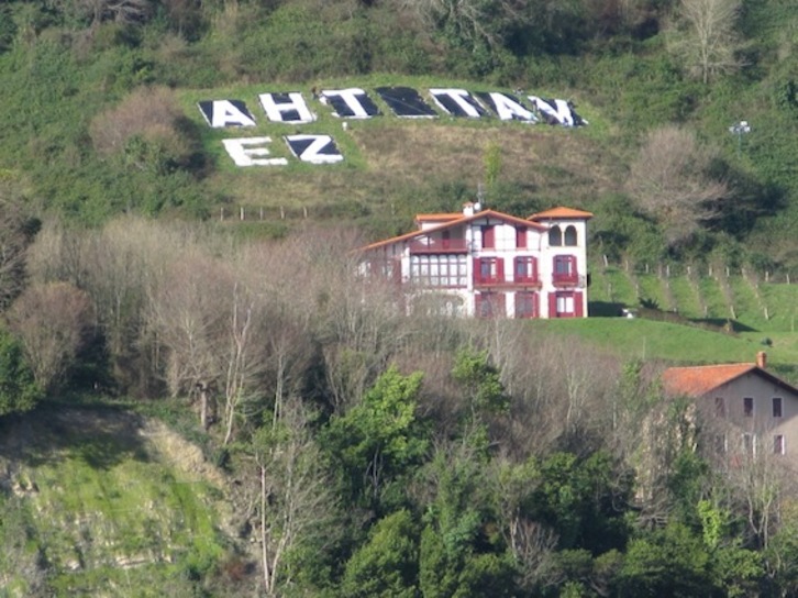 Itxaso y sus compañeros retiraron el lema contra el TAV para dejar nuevamente al descubierto la pancarta de Donostia 2016. (Mugitu)