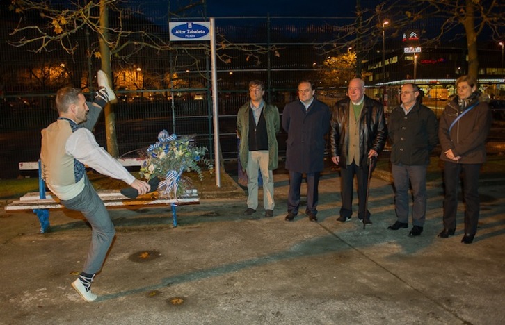 Josu Ruiz, Jokin Aperribay, Javier Zabaleta, Juan Karlos Izagirre y Nekane Soria, consejera de la Real, durante el acto de recuerdo en Ibaeta. (Andoni CANELLADA/ARGAZKI PRESS)