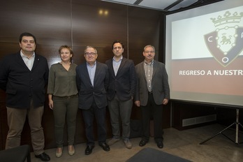 Luis Sabalza, flanqueado por sus compañeros de candidatura. (Iñigo URIZ / ARGAZKI PRESS)