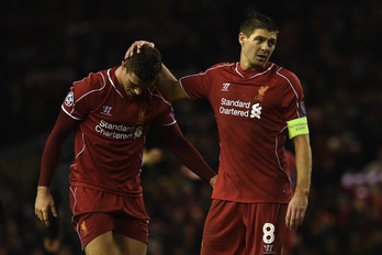 Gerrard consuela a Henderson tras la eliminación del Liverpool. (Paul ELLIS / AFP)