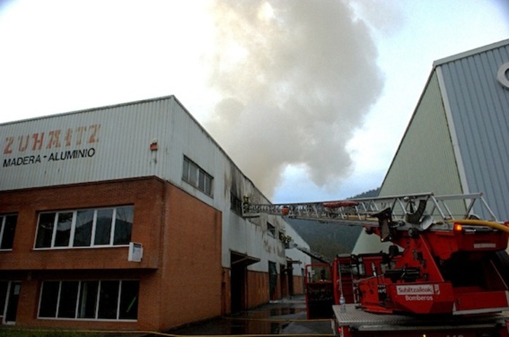 Bomberos trabajando en la carpintería de Atxondo incendiada. (ARGAZKI PRESS) 