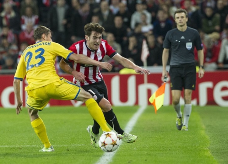 Ibai trata de desbordar pegado a la cal a un defensa del Bate Borisov. (Monika DEL VALLE / ARGAZKI PRESS)