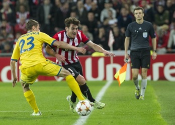 Ibai trata de desbordar pegado a la cal a un defensa del Bate Borisov. (Monika DEL VALLE / ARGAZKI PRESS)