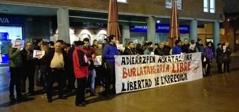Concentración en solidaridad con Burlataherria. (@UGARROI)