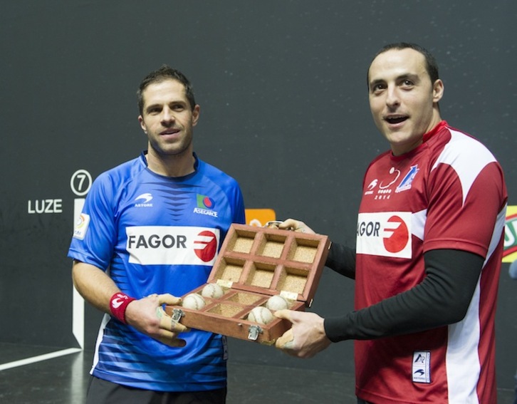 Olaizola e Irujo con el material seleccionado. (Marisol RAMÍREZ/ARGAZKI PRESS)