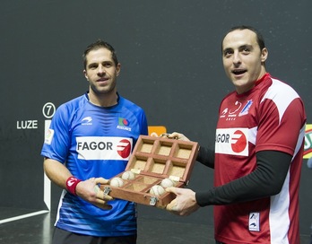 Olaizola e Irujo con el material seleccionado. (Marisol RAMÍREZ/ARGAZKI PRESS)