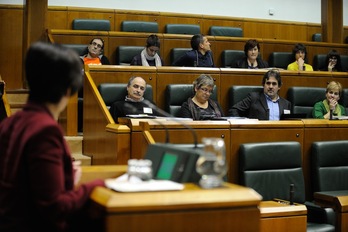 Estefanía Beltrán de Heredia responde a EH Bildu en el Parlamento. (Raúl BOGAJO/ARGAZKI PRESS)