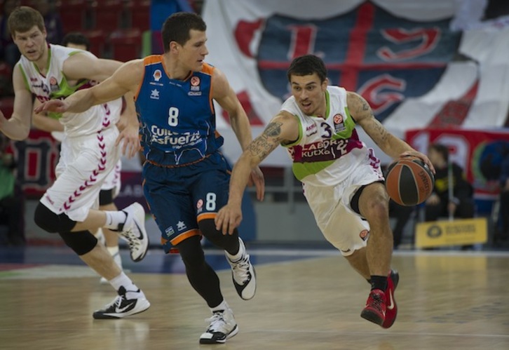 Mike James ha salido en el cinco inicial baskonista. (Raúl BOGAJO / ARGAZKI PRESS)
