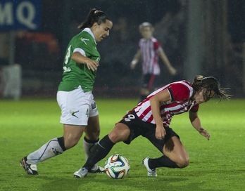Un lance del partido entra Athletic y Oviedo Moderno. (Monika DEL VALLE / ARGAZKI PRESS)