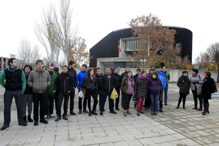 Los jóvenes, antes de entrar al juicio. (J. DANAE/ARGAZKI PRESS)