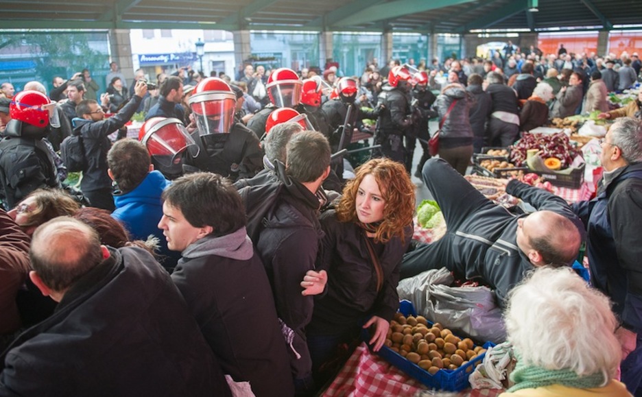 Merkatuan arrapaladan sartu dira Brigada Mugikorreko ‘beltzak’. (Marisol RAMIREZ/ARGAZKI PRESS)