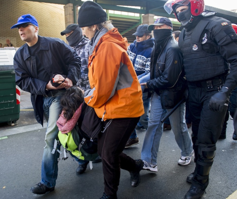 Amezaga arrastaka eraman dute ertzainek. (Marisol RAMIREZ/ARGAZKI PRESS)