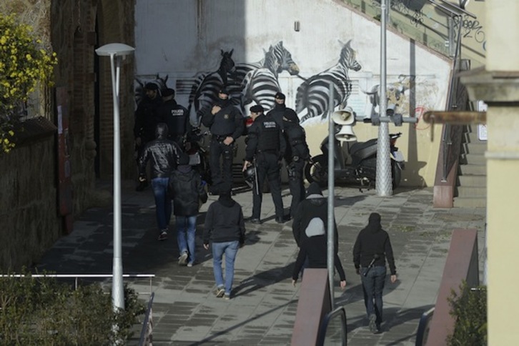 Varios Mossos d'Esquadra, en la Kasa de la Muntanya. (Josep LAGO/AFP PHOTO)