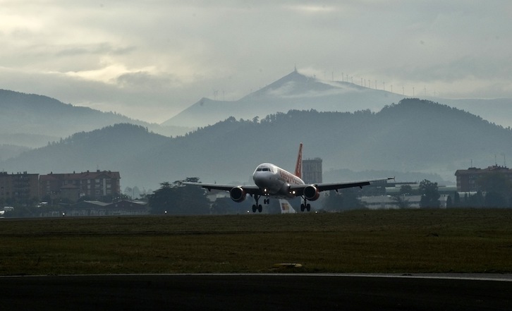 Loiuko aireportua. (Luis JAUREGIALTZO/ARGAZKI PRESS)