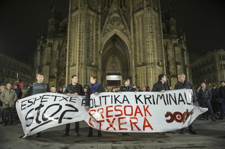 Concentración de Sortu ante la catedral del Buen Pastor, en Donostia. (Jon URBE / ARGAZKI PRESS)