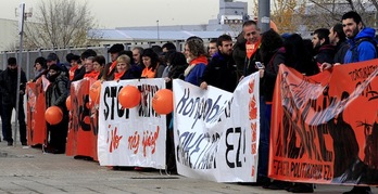 Los jóvenes han recibido el apoyo de decenas de personas que se han trasladado a Madrid desde Euskal Herria. (J. DANAE/ARGAZKI PRESS)