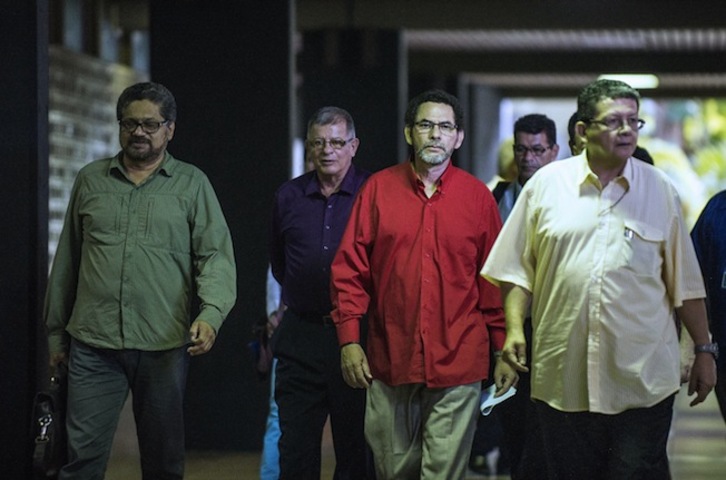 Los miembros de las FARC Iván Márquez, Rodrigo Granda, Pastor Alape y Pablo Catatumbo llegan al Palacio de Convenciones de La Habana, sede de los diálogos de paz. (Yamil LAGE/AFP) 