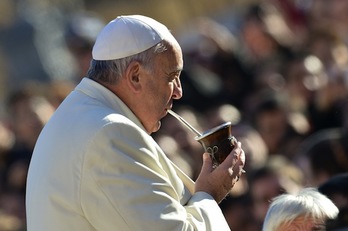 El papa Francisco tomando mate. (Alberto PIZZOLI/AFP PHOTO)