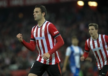 Borja Viguera celebra el tanto que ha dado la victoria al Athletic frente al Alcoyano. (Marisol RAMÍREZ/ARGAZKI PRESS)