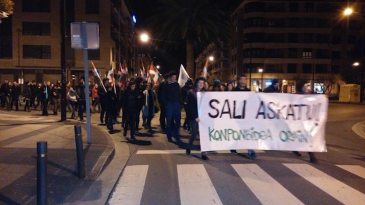 Atxiloketa salatzeko manifestazioa egin dute Bergaran. (NAIZ)