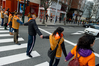 Bi auzipetuen etxeak lotu dituzte giza katearekin. (Iñigo URIZ / ARGAZKI PRESS)