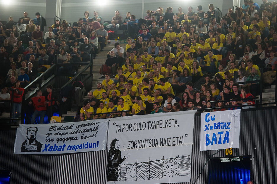 Xabat Galletebeitiaren zaleek eman dute zer esana, kolore horiz jantzi dira denak.