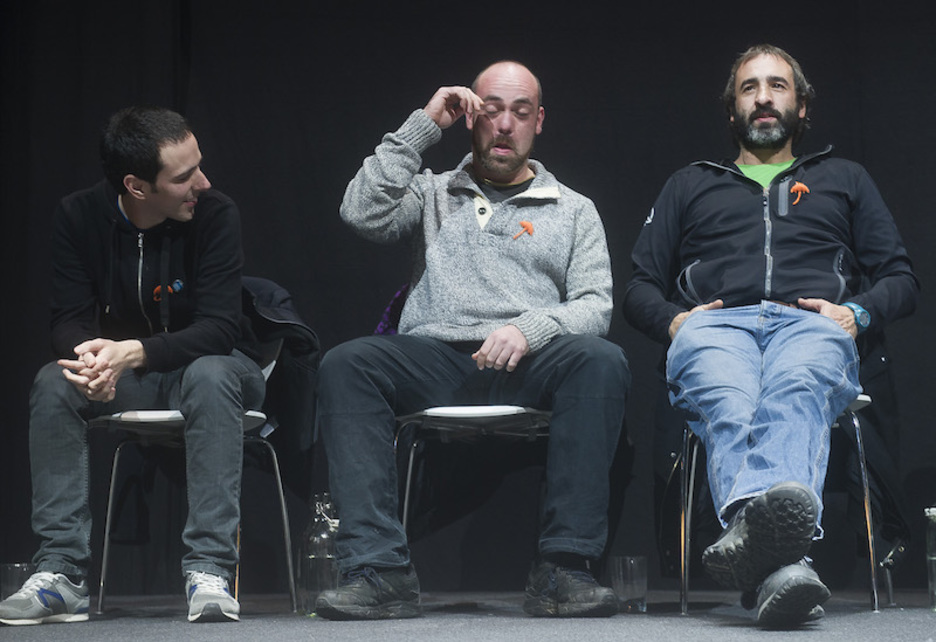 Jone Amezaga gogoan izan duten denek aterki laranjak soinean jarrita.