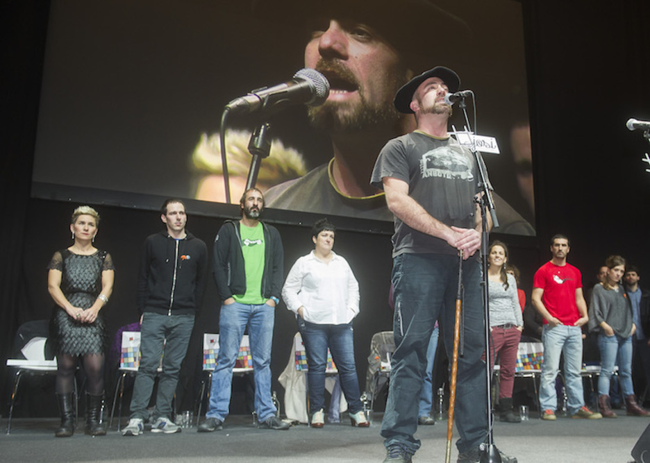 Aitari eskaini dio Fredi Paiak txapela.