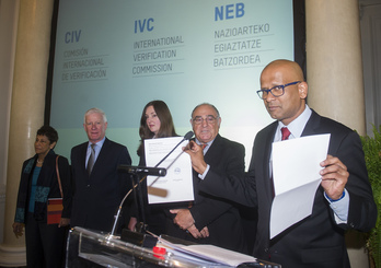 Aracelly Santana, Chris Maccabe, Ronnie Kasrils, Fleur Ravensberger y Ram Manikkalingam en la comparecencia realizada en febrero en el Hotel Carlton anunciando el inicio del proceso de sellado y puesta fuera de uso de armamento. (ARGAZKI PRESS)