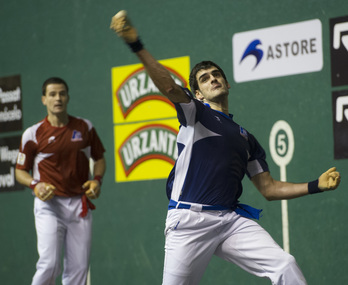 Ezkurdia pilota astintzen. (Jon URBE / ARGAZKI PRESS)