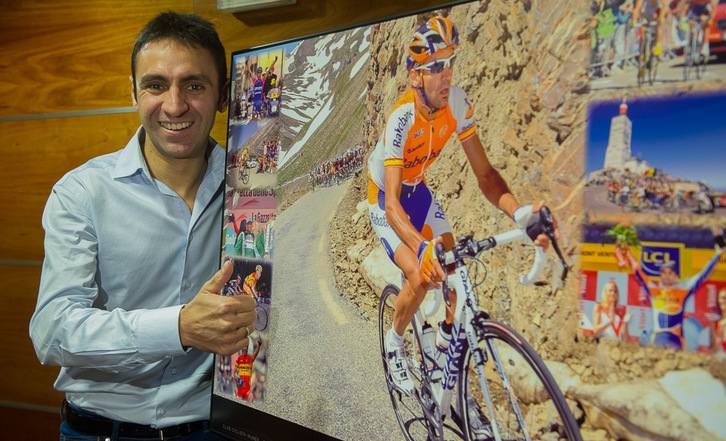 Juanma Garate posa con el regalo que le han ofrecido en su despedida. (ARGAZKI PRESS)