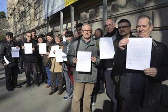 Un grupo de personas enseña el documento de autoinculpación ante el TSJC. (ANC)