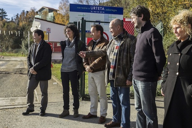 Martin Garitano activa el cierre de la puerta de Urteta. (Aritz LOIOLA/ARGAZKI PRESS)