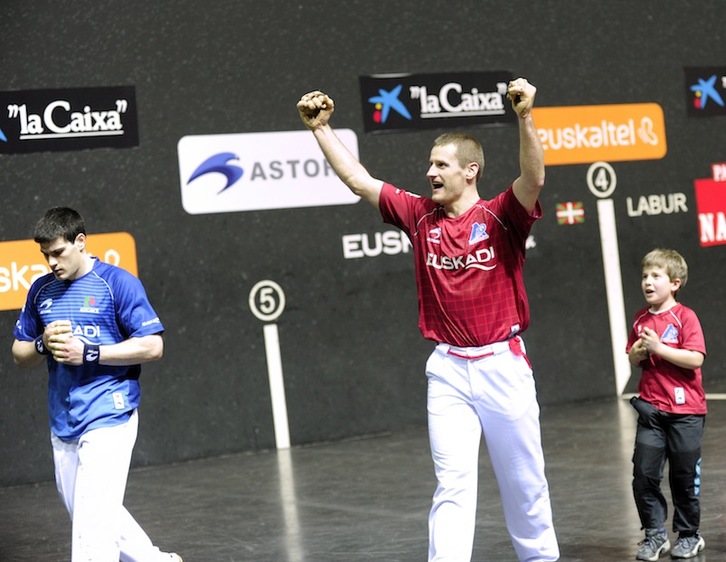 Laskurain celebra la victoria durante un Campeonato de Parejas. (Marisol RAMÍREZ / ARGAZKI PRESS)