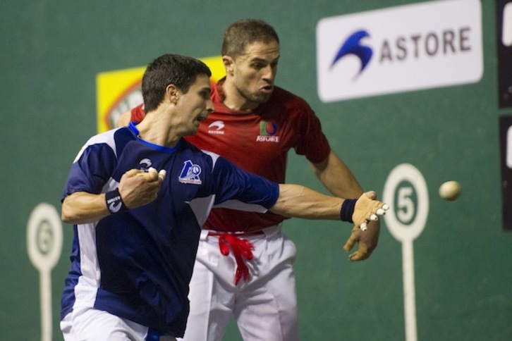 Retegi golpea ante la mirada de Olaizola. (Juan Carlos RUIZ / ARGAZKI PRESS)