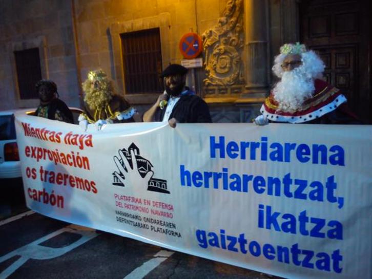 Olentzero, junto a Melchor, Gaspar y Baltasar en Iruñea. (@victubio)