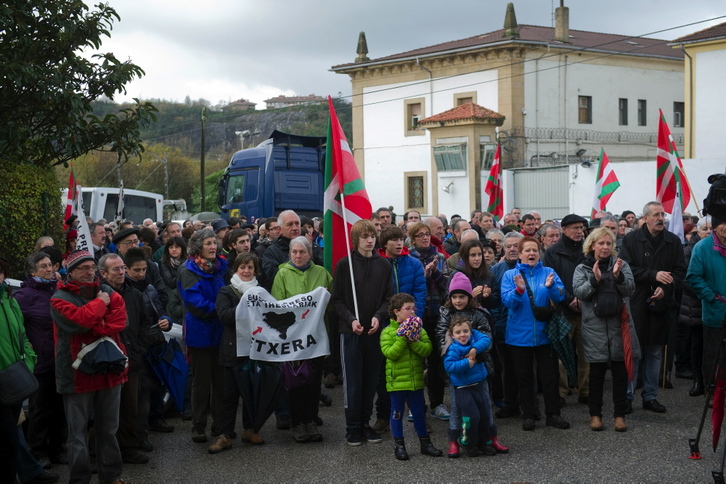 Las marchas han finalizado frente a la prisión de Martutene. (Juan Carlos RUIZ / ARGAZKI PRESS)