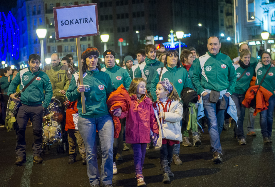 Sokatirako euskal selekzioko kideak desfilean. (ARGAZKI PRESS) Sokatirako euskal selekzioko kideak desfilean. (ARGAZKI PRESS)