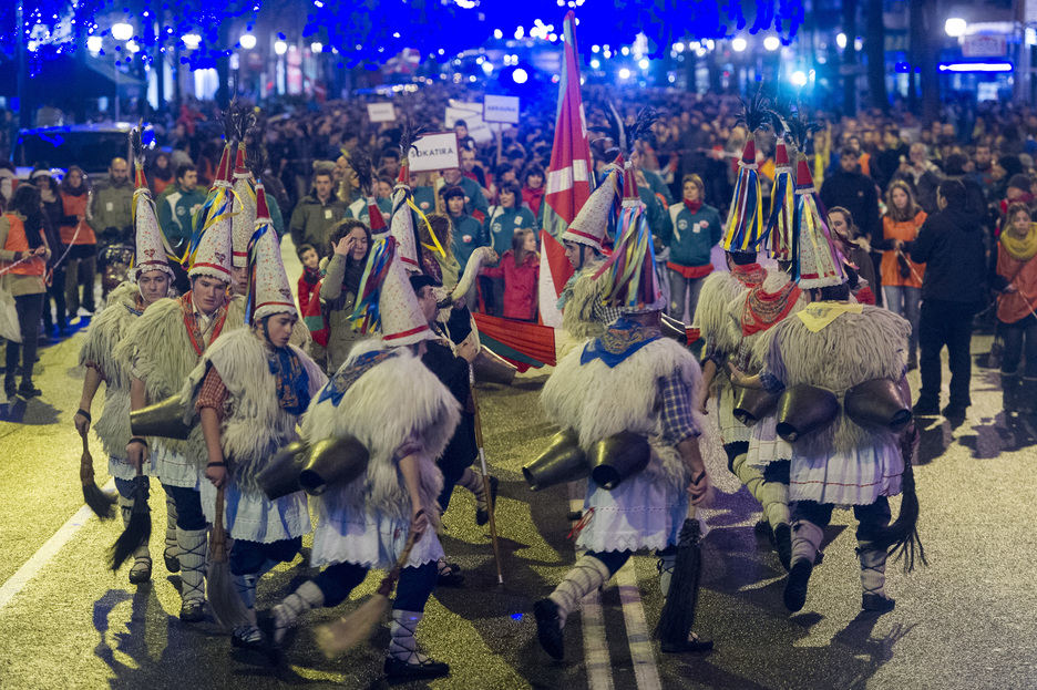 Giro bikaina izan da desfilean zehar. (ARGAZKI PRESS) Giro bikaina izan da desfilean zehar. (ARGAZKI PRESS)